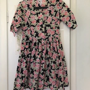 Blommig drömmig klänning - Knappt använd och i jättefint skick. Storleksmärkt som xs men passar bra på mig som har small utan att vara tight. 🌼