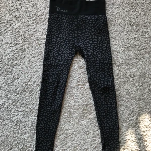 Träningstights  - Träningstights från Panos Emporio som formar rumpan jättesnyggt! Storlek S.