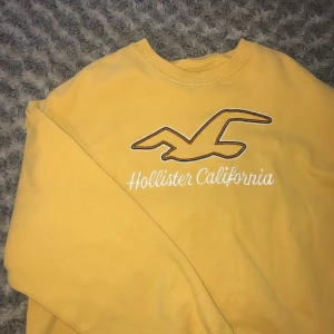 Hollister hoodie  - Fin hoodie i strl M, jag brukar ha S vanligtvis så det funkar nog både för den som har S/M om man inte vill att den sitter för tajt. Frakt 67kr 😊💛