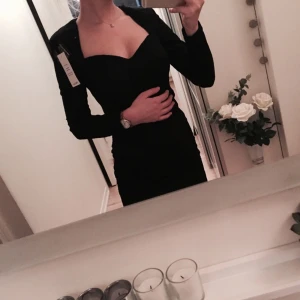  - Svart spetsklänning ifrån Nelly.com med lapparna kvar.
Elastiskt material.
 
Liten i storleken så skulle säga att det är XS-S.