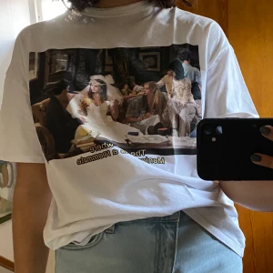 Friends t-Shirt från Zara - Friends T-shirt från Zara i storlek S. Ser helt oanvänd ut och har inga synliga fel. 