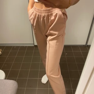 Kostymbyxor - 🤎 Högmidjade kostymbyxor från NA-KD. Gammelrosa färg. Sååå skönt material och sitter superfint runt midjan. (Slutsålda på hemsidan). 🤎 💌 Fraktar: Måndagar & torsdagar. 