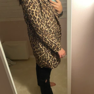Leopard kappa! 🐆 - Sååååå himla fin och snygg kappa!! Kappan är från Zara och använd ett fåtal gånger. Köparen står för frakt annars möts på på söder! 