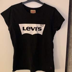 Svart Levis T-shirt i stl 16 vilket motsvarar xs-s! Nästan helt ny, köpt för 299kr men säljer för 80kr 💖