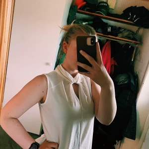 Vit blus från H&M - Fint skick, frakt tillkommer.