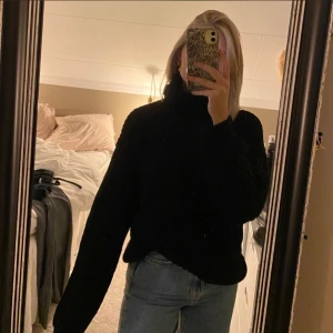 Oanvänd svart stickad polo NAKD - Oanvänd svart stickad polo från NAKD. Tjock och mysig, ganska så lång modell och oversized. Upplevs inte som en XS