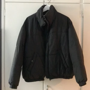 Weekday puffer - Svart dunjacka från weekday i Stl S. Bra skick! Varm o go till höst o vinter :D