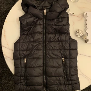 Svart väst från mango - Svart väst från mango med luva stl s 100 kr som ny