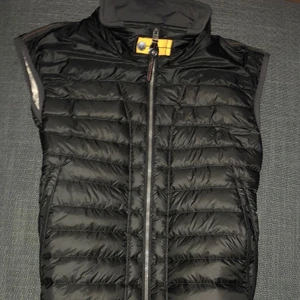 Parajumper väst - Parajumper väst. Köpt på johnells kvitto finns, galje fås med. Nypris 3200kr säljer pga för liten och använder inte den.