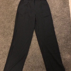 wida kostymbyxor! - säljer wida kostymbyxor, byxorna är marinblåa med vita ränder! knappt andvända fint skick🥰