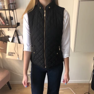 Svart väst med guld-detaljer - Väst som passar perfekt i höst🍁 Jättesnygg över en skjorta, strl S✨