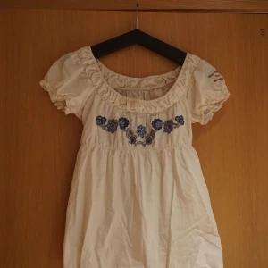 Odd Molly Blus - Fin Odd Molly blus i krämvit med snörning i ryggen