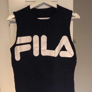 Fila linne - Linne ifrån fila. Marinblått men ser svart ut på bilden. Använd hyfsat mycket, men inte sliten. Inte helt säker på storleken då det ej står i tröjan men är lite stor på mig som vanligtvis har M så uppskattat den till en L. Köparen står för frakt, ansvarar ej för postens slarv. Katt finns i hemmet 🐈 Kolla gärna in mina andra annonser!