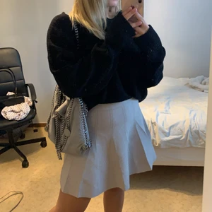stickad tröja från zara - Oversized stickad tröja från zara, väl använd så den har blivit lite nopprig. Skriv för fler bilder💓💓