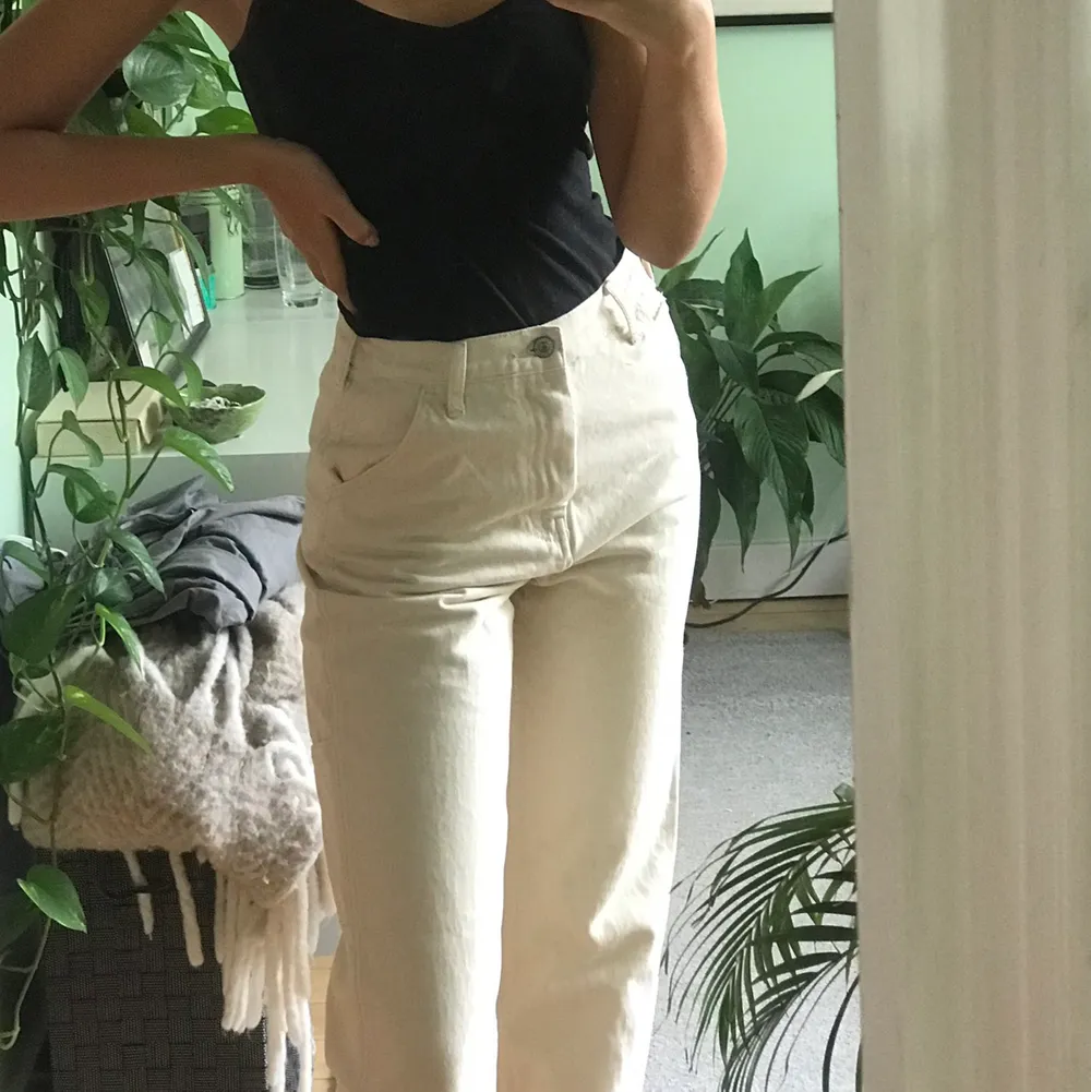 Säljer ett par vita jeans från brandy Melville Milano. De är riktigt coola i modellen men de passar inte riktigt mig, på tredje bilden syns byxorna i en annan färg. Köpta för ca €60💕 frakt tillkommer. Jeans & Byxor.