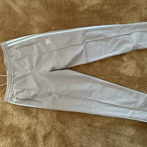 Adidasbyxor  - Köpta på second hand!! Bra skick, går att fraktas🤎🤍