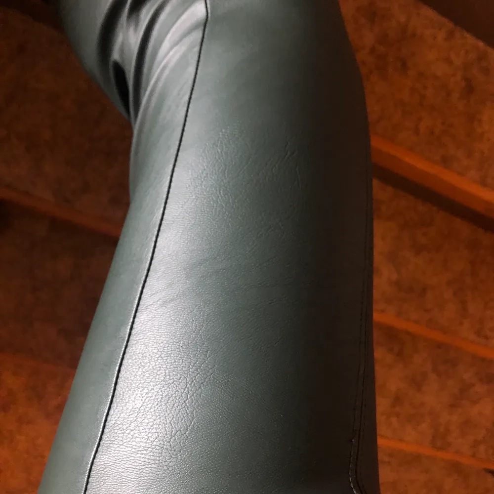 Fake läder byxor från ginatricot. Det är en fin mörkgrön färg och bra kvalite. Säljer för 150kr men kan tänka mig att gå ner i pris. Storlek xs men passar mig som har S på byxor. Jeans & Byxor.