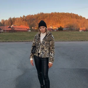 Fuskpäls HM - Fuskpäls ifrån HM. Endast använd några gånger och i gott skick! Storlek 36.