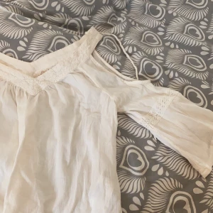 Gullig blus från hollister - Jätte gullig blus från hollister, knappt använd