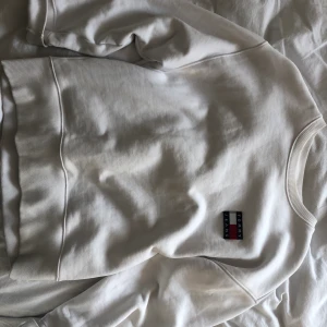 Tommy Hilfiger Sweater - Jättesnygg vit tröja i storlek M (från men avdelningen) så den är oversized. Är jättehärlig men använder den bara inte så hoppas nån annan får mer användning av den! (Frakt ej inkluderat i pris)