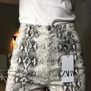 Jeans från Zara - De mest underbara jeansen från Zara. Helt nya! Fick i present men var tyvärr inte min storlek. Går att klippa av då dem har rå kant. Storlek: 38 Material: 100% bomull Skick: Oanvända Nypris: 399 kr Hund finns i hemmet men inte på kläderna! Skickar välpaketerat med frimärken!
