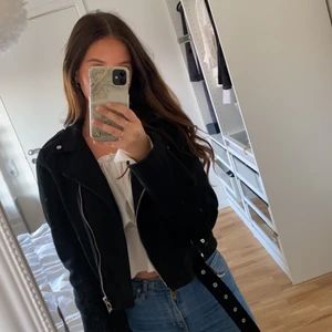 Jacka från Zara - Svart mocka jack med silver detaljer från zara. Jackan är i väldigt bra skick. Frakt ingår inte. Är en xs/s och jackan är storlek M men tycker den passar väldigt bra och man kan ha den på tjockare tröjor utan att det blir för tajt.