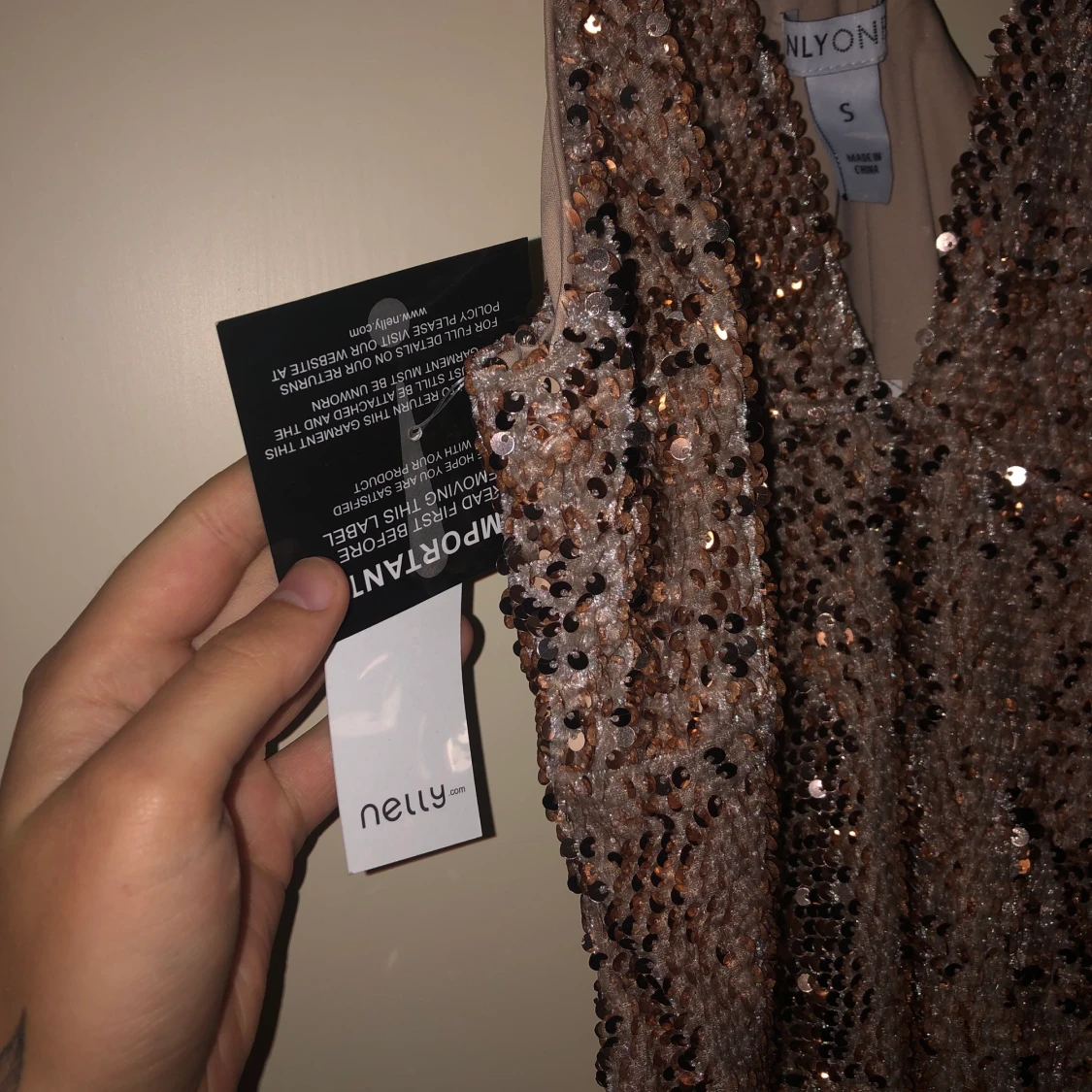 Guldig klänning strl S - 90