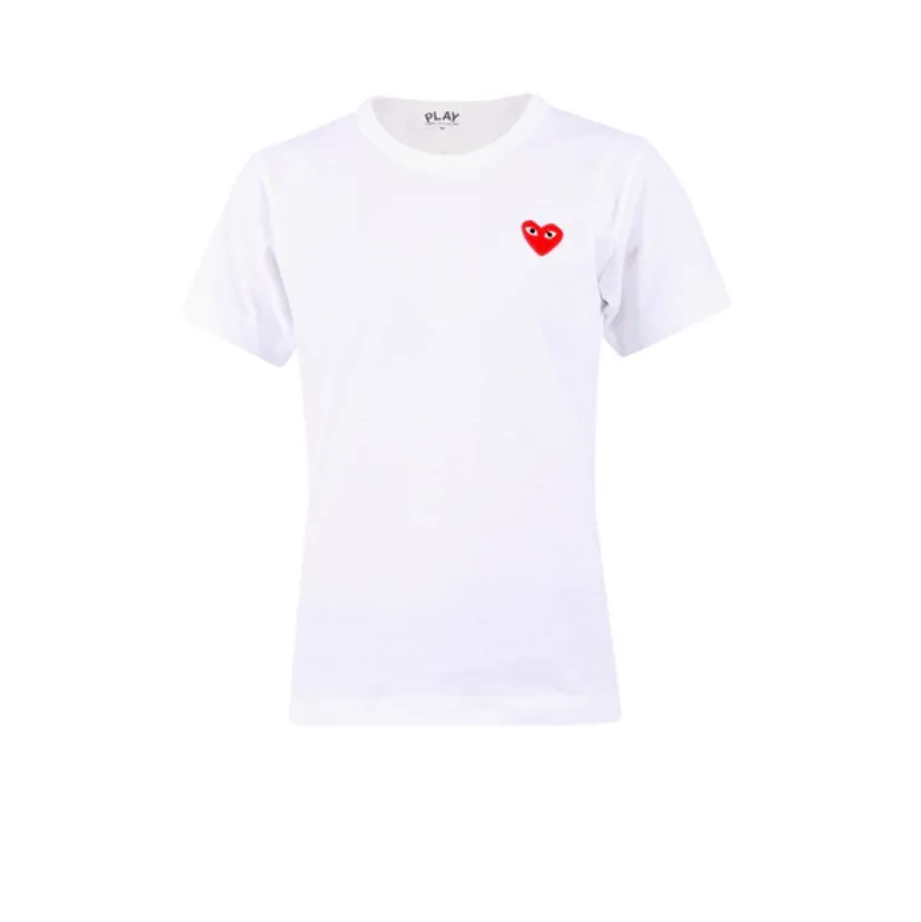 Säljer denna super fina Commes des Garcons  t-shirt . Med rött hjärta . Storlek S . Inte  använt mycke . Köpt på     Paul and friends på NK . Jag  Bjuder på frakten .. T-shirts.