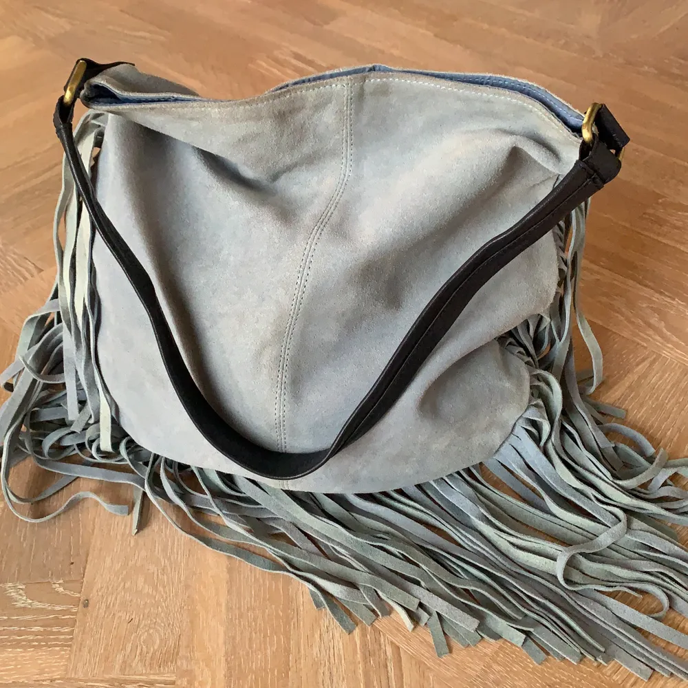 Väska från Asos i 100% äkta läder. Sparsamt använd och så fint skick även inuti väska. Pris ink frakt. . Väskor.