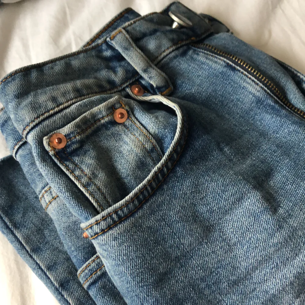 Högmidjade jeans (petite), använda ett fåtal gånger. Mycket bra skick!. Jeans & Byxor.