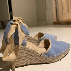 Ljusblå kilklackar - Ett par kilklackar från Topshop (köpta på zalando) som endast använts en gång!! Storlek 39. Ni betalar frakt<3