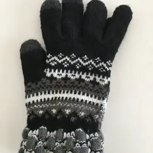 Ny touch handskar i free size. Material är akryl 