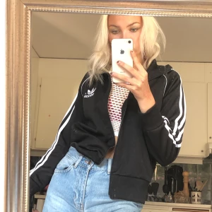 Adidas kofta! - En helt vanlig svart adidas kofta! Jättefin och skön att ha på sig, fin att bara ha över något linne eller liknande!🖤