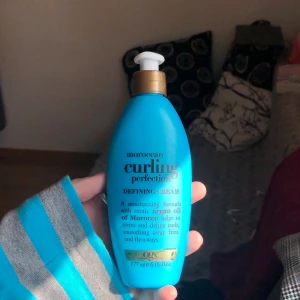 Maroccan curling perfection cream💙 - Maroccan curling perfection cream💙 endast använd 1 gång eftersom jag hittade en annan som funkade bättre för mitt hår. Köptes för 129kr. Tillkommer frakt på ca 44kr