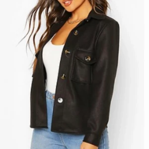 Skjortjacka från boohoo  - Jätte fin skjortjacka i militärgrön, Använd 1 gång helt som ny, finns inte kvar på hemsidan, nypris 300kr köparen står för frakten (runt 60kr) pris kan diskuteras vid snabb affär 