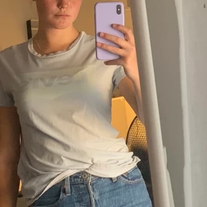 Levis t-shirt - Säljer nu min ljusblåa t-shirt från Levis pga att den aldrig kommer till användning. Använd fåtal gånger. Nypris 299kr 