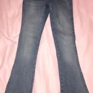 Ett par skitsnygga (!!!) Bootcut jeans, sitter jättefint på. Har sytt upp dom underifrån men går att ta bort stygnen.