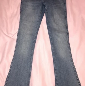 Bootcut jeans - Ett par skitsnygga (!!!) Bootcut jeans, sitter jättefint på. Har sytt upp dom underifrån men går att ta bort stygnen.