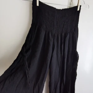 svarta byxor - svarta tunna byxor med haremstyle, bred risår i midjan och fickor med snörning på sidorna, raka ben. dm för fler bilder etc💞       🎂frakt ingår