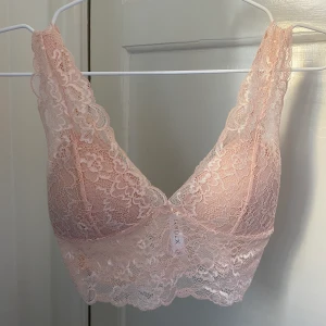 Skitfin bralette! - Skitfin bralette från Lindex i strlk S. Insydd vaddering (går ej att ta bort). Köpt här på plick men aldrig använd av mig. Bra skick. 80 kr + frakt! (Frakten är mellan 22 och 42 kr! 