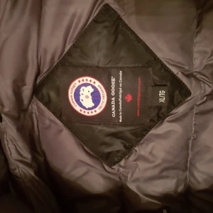 Canada Goose Lodge  - Använde den endast 1 vinter så den är i jätte bra skick! 