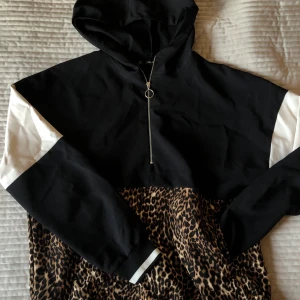 Tunn Hoodie från Zara - En tunnare Hoodie från Zara i strl S 💕 Använd ett fåtal gånger, är i gott skick 🥰