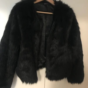 Fin jacka i st M - En svart fluffig jacka från Gina i st M. Har använt några gånger bara. 