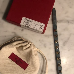 Valentino armband! - Säljer mitt älskade och super fina valentino armband! Bra skick endast lite slitningar där man knäpper men inget man ser! Köpt på NK i Göteborg, kvitto finns.