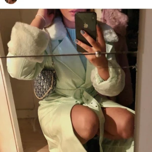 Vinylkappa med faux fur detaljer - Såå fin vinylkappa i pastellgrön färg i faux fur detaljer. Sällsynt och går typ inte att hitta någonstans. I storlek 36. I bra skick, nyss blivit kemtvättad.