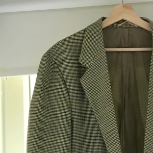 Kavaj  - Jättefin kavaj. Axelvaddarna är uttagna därför är det hål inuti kavajen, det syns dock inte utan på. Köparen står för frakten 💕