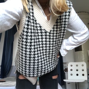 Sjukt najs väst - En hundtandsmönstrad väst från Zara. Så najs nu till hösten! Helt slutsåld och mycket efterfrågad. I nyskick, använd max 2-3ggr. Köpt för 399kr💗💗