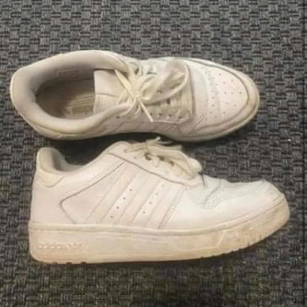 Vita adidas sneakers stl 37 & 1/3. Inte alls mycket använda men ska tvätta dem innan försäljning. 550kr.. Skor.