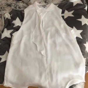 Fint vitt linne✨ - jättefint linne men som tyvärr inte är min stil💓 fraktkostnad tillkommer 
