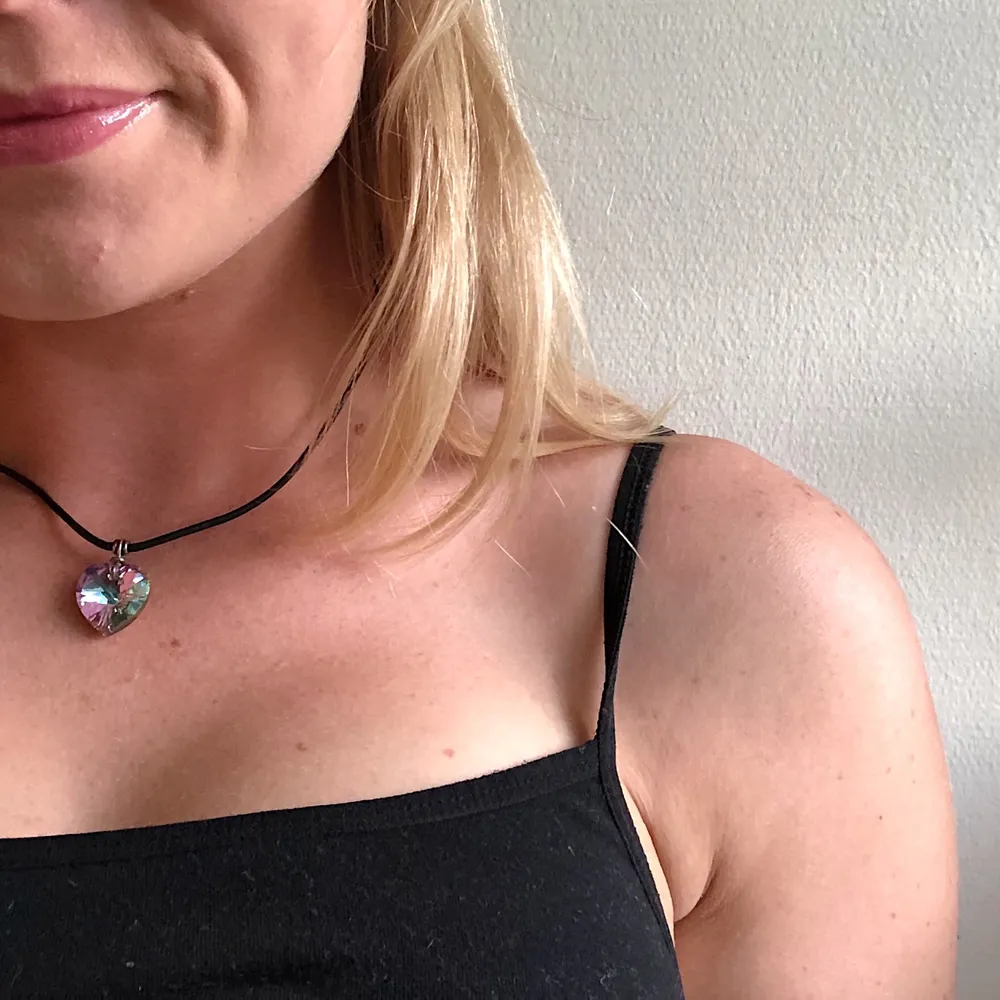 Ett coolt halsband med svart band och ett hjärta i glittrande lila mm 💜💜 frakt tillkommer . Accessoarer.